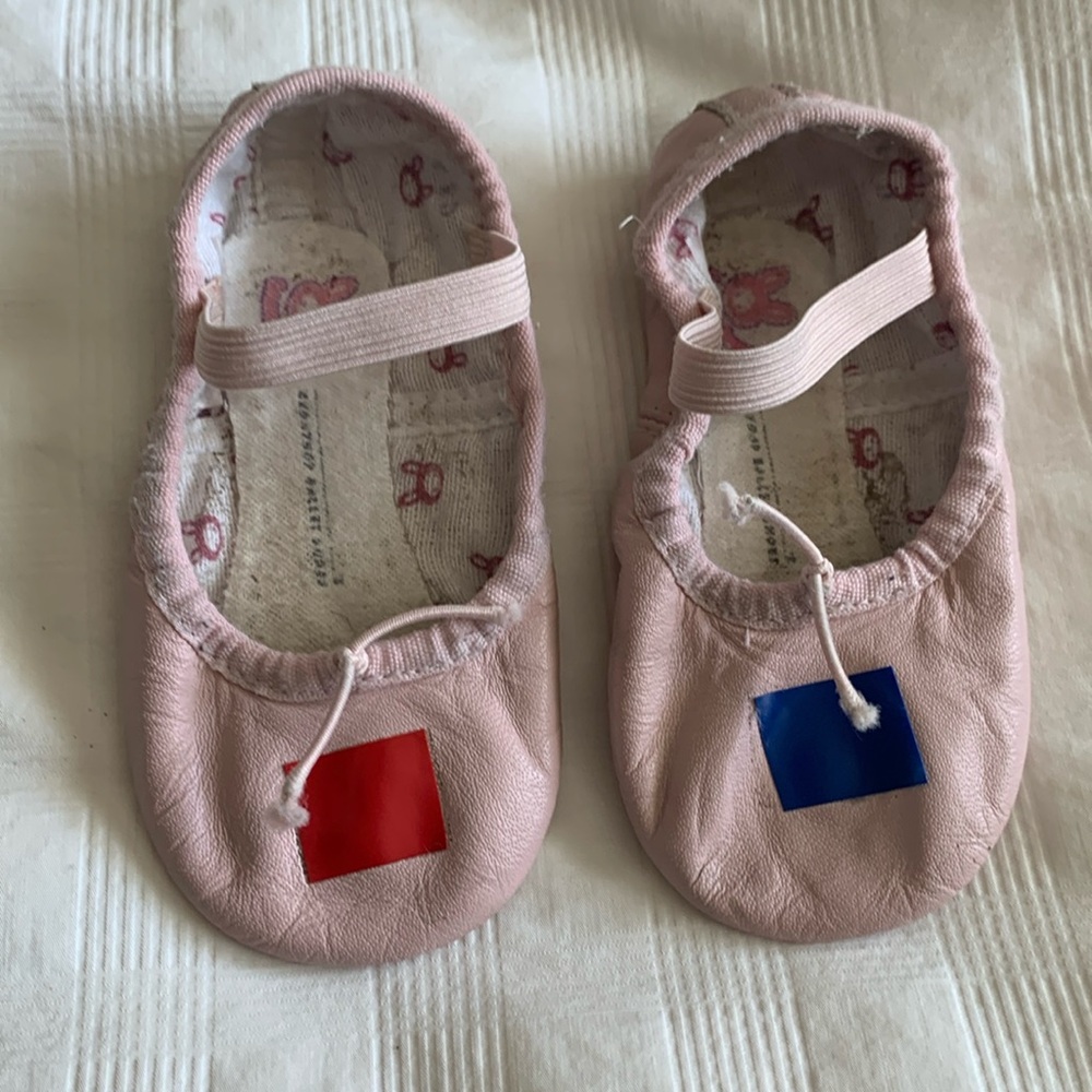 Bunnyhop Ballet shoes, size 7.5 Toddler
Leather upper & sole with cotton lining